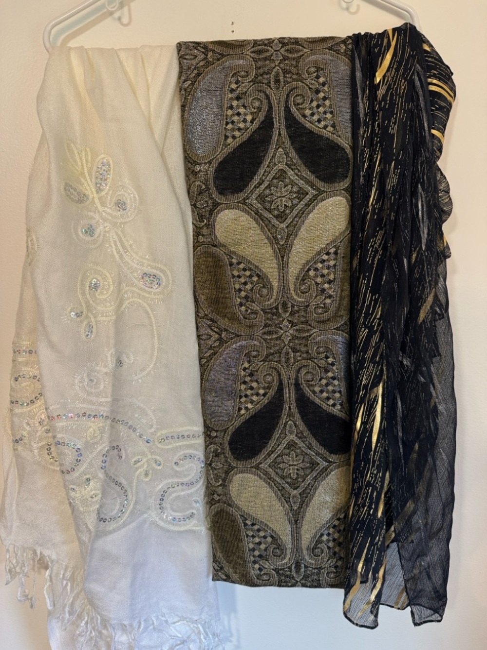 Lot of 3 scarves (gold white black )